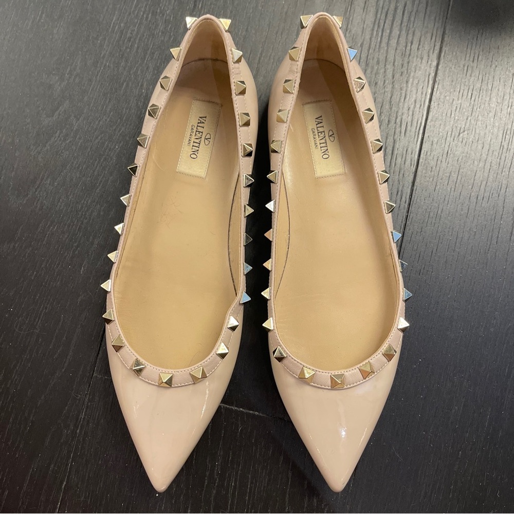 Authentic Valentino Rockstud Nude beige Patent Leather flats 39 fit like 8
